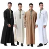 Ethnische Kleidung S-3XL Muslimische Mode Männer Lose Goldene Applikation Grenze Lange Ärmel Stehkragen Roben Jubba Thobes Mit Tasche