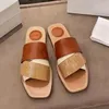 Kvinnor Sandal Slipper Woody Muls Slipers Designer Canvas broderade korsvävda sandaler Sommar Summer utomhus Peep Toe Casual Slippers Letter Stylist Shoes