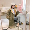 Kvinnorjackor Hong Kong Women Jacket Spring Autumn Long Over the Knee Loose Overcoat Korean Single-Breasted Chic Windbreaker Hooded Coat