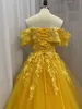 2023 Luxury Yellow Ball Gown Quinceanera Dresses Puffy Off Shoulder Lace Appliques Crystal Pärled Sweet 16 Puffy Tulle Flowers Plus Size Prom Evening Gowns