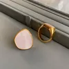 Klusterringar högkvalitativ ins personlighet mode retro 18k guld geometri ring med naturliga nacre berömda designer varumärke smycken tillbehör