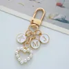 Keychains Delicate Rose Flower Pearl Heart Keychain Lovely Letters Pendant Key Chain Clothes ryggsäck Keyring Charms Par Gift