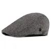 Basker retro sboy cap män 2023 Autumn Winter Herringbone Duckbill Hat Tweed Flat Peaked Basker Kvinnor målare Gatsby körning