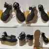 Häkel-Keilsandalen 1XZ760 Farbe schwarz emailliertes Metall-Dreieckslogo mit Kork überzogener Keilabsatz Monoblock-Ledersohle mit heißgeprägtem Logo Resort-Designer-Sandalen