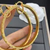 Серьги из ювелирных изделий дизайнеры золотой серьги мода Big Circle Head Jewelry Jewelry Luxurys Letter v Серьговые обручи Оптовые 22030105R