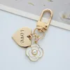 Keychains Delicate Rose Flower Pearl Heart Keychain Lovely Letters Pendant Key Chain Clothes ryggsäck Keyring Charms Par Gift