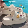 Tofflor sommarplattform tofflor för kvinnor casual strandhål glider borttagbar charm söt tjock botten non-halp flip flops clogs mujer 230715