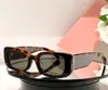 Weiße schwarze rechteckige Sonnenbrille mit dunkelgrauen Gläsern für Damen, Sommersonnenbrille, Sonnenbrille, UV400-Brille, mit Box