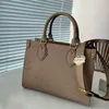 2023 Designerväska Kvinnor Väskor Handväskor Präglade blommamonogram Onthego Womens Handväska Purse Tote Axel Kvinnlig ryggsäck