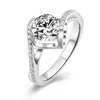 Bandringar Nya trendiga vita guldpläterade 925 Sterling Silver High Quality 1CT 6,5 mm Moissanite -förlovningsringar