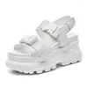 Klänningskor sommar svarta vita kvinnor sandaler spänne design plattform bekväm tjock sole strandstorlek35-43 casual