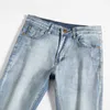 Jeans da uomo firmati Jeans firmati da uomo Blu di Prussia Leggero Lusso in rilievo Casual Versatile Slim Fit Piccolo tubo dritto Pantaloni lunghi in denim QZOB