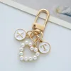 Keychains Delicate Rose Flower Pearl Heart Keychain Lovely Letters Pendant Key Chain Clothes ryggsäck Keyring Charms Par Gift