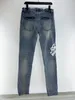 Mäns jeansdesigner Smens Jean Hombre byxor män broderiPatchwork rippade för trendmärke Motorcykelbyxa Minny Hip Hop Street Cowboy Pants