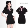 Vestidos casuales básicos Bordado de cereza Vestido de cuello polo a pelo Manga corta Mujeres ahuecadas Ajuste ajustado Corbata sexy negra Moda Y2K Verano 230715