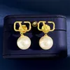 Kvinna Studörhängen Letter V Gold Metal Earing Designer Luxury Vlogo Jewelry Hoop Women Pearl Diamond 55