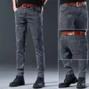 Męskie dżinsowe ubrania Mężczyźni Mężczyźni jesienne koreańsko elastyczne elastyczne rozciąganie ciasne dopasowanie wszechstronne młodzież szczupłe męskie spodnie spodnie 230715