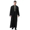 Etniska kläder S-3XL Muslimska Fashion Men Lose Golden Applique Border Long Hides Stand Collar Robes Jubba Thobes With Pocket