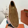 24SS Luxury Designer Shoes Charms Embellished Walk Suede Loafers Par äkta Herrläder Casual Slip på lägenheter för män Kvinnor Sportklänning Shoe 36-47 Box