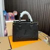På språng handväskor kvinnor crossbody väska läder designers präglade påsar pendling bagm45595