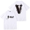 Vlone Tshirt Büyük V 2023 Yeni Erkekler / Kadın Çiftleri Günlük Moda Trendi High Street Gevşek Hip-Hop100% Pamuklu Baskılı Yuvarlak Boyun T-Shirt DT132