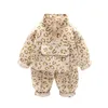 Set di abbigliamento OLEKID Primavera Autunno 2PCS Set di abbigliamento per bambina in cotone Cappotto di leopardo in cotone Pantaloni cargo per bambina Set di vestiti per ragazzino 230717