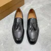 2023 جودة عالية الجودة مصمم فستان الأحذية لرجال اللون الأسود الفاخر اللطيف الرجال الأصليين من الجلد المدبب مصمم رجال الأعمال Oxfords الجلود الوحيدة