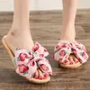 Tofflor 10 stilar sommarskor kvinna strand platt glider flip flops kvinnor utomhus hem tofflor bowknot kvinnor skor buty damskie l230717