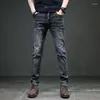 Męskie dżinsy regularne elastyczność Business Wysokiej jakości męskie spodnie swobodne proste dopasowanie ciemnoszary rozciąganie mężczyzn spodni 40