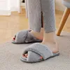 Slippers Winter Vrouwen Huis Slippers Nepbont Mode Warme Schoenen Vrouw Slip op Flats Vrouwelijke Slides Zwart Roze gezellige huis harige slippers L230717