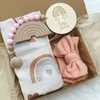 Geschenksets geboren Baby Welkomstgeschenkset Jongen Meisje Unisex Geschenkdoos Deken Kam Speelgoed Kit voor geboren Meisjes Jongens Pography Props Geboortegeschenk 230717