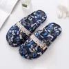 Hemt tofflor för kvinnor bomullstyg Family Hotel Shoes Floral Flower Female Slides Mane Ineoor Bedroom Flat Tall Slipper Men L230704