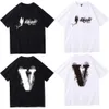 Vlone Tshirt Büyük V 2023 Yeni Erkekler / Kadın Çiftleri Günlük Moda Trendi High Street Gevşek Hip-Hop100% Pamuklu Baskılı Yuvarlak Boyun T-Shirt DT132