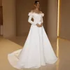 Elegante schulterfreie Brautkleider in A-Linie, handgefertigt, langärmelig, Blumen-Brautkleid, Bandgürtel, Satin-Brautkleid mit Hofschleppe