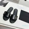 디자이너 패션 슬리퍼 2023 럭셔리 디자인 여름 남녀 평면 신발 두꺼운 단독 가죽 고무 레터 로고 캐주얼 만화 슬리퍼