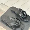 Pinces di periughi da donna classico flip-flop sandalo cuneo a bassa tacchi grossi 7 cm con perle di fiore camelia designer di diapositive retrò scarpa da spiaggia per leisure all'aperto