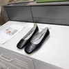 Bale Düz Orijinal Deri Kadın Loafers Sıradan Ayakkabı Tasarımcı Ayakkabı Düğün Partisi Tasarımcıları Lüks Top Quilty Velvet Mevsimsel Toz Çanta 04