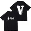 Vlone Tshirt Büyük V 2023 Yeni Erkekler / Kadın Çiftleri Günlük Moda Trendi High Street Gevşek Hip-Hop100% Pamuklu Baskılı Yuvarlak Boyun T-Shirt DT132