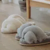 2022 Zimowe nowe kobiety Slipper Soft Rabbit Fur Krzyż górny 3 cm Platforma pięty Futro ciepłe wnętrza damskie puszyste puszyste kapcie L230704