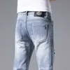 メンズジーンズデザイナー男性用ホットメンズジーンズスリムフィッティングスリムフィットパンツ穴あき刺繍エンボスファッションマン薄い夏ubhj