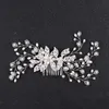 Utsökt silverfärg Blomma Hårkam för brud Rhinestone Pearl Wedding Prickband Huvudbonad Kristalltillbehör Trombon L230704