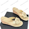 Pinces di periughi da donna classico flip-flop sandalo cuneo a bassa tacchi grossi 7 cm con perle di fiore camelia designer di diapositive retrò scarpa da spiaggia per leisure all'aperto