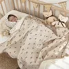 Filtar Svadlande babyfiltar för sängar 4 lager bomull Swaddle Muslin Filt sängkläder linne bebis tillbehör födda badhandduk Mor barn 230717