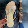 Tofflor kvinnor sommar ny strass dekoration lyx sandaler tofflor kvinnliga vita sexiga sandal damer casual mjuka platta glider l230717