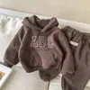 Tuta in pile casual Set di abbigliamento per bambini Pullover caldo Lettera Felpe con cappuccio Tasche Felpe con cappuccio Bambini Ragazzi Pantaloni da jogger solidi semplici