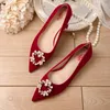 Chaussures habillées femmes enceintes mariage 2023 appartements de mariée sûr se détendre pieds confortables gagner rouge daim perle boucle talon bas