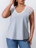 Camiseta feminina plus size cinza plus size 4XL renda camisetas feminina manga curta renda decote em V curvilínea blusas oversized verão casual sólido feminino tops 230715