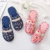 Hemt tofflor för kvinnor bomullstyg Family Hotel Shoes Floral Flower Female Slides Mane Ineoor Bedroom Flat Tall Slipper Men L230704