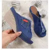 Pantofole 2021 Piattaforma delle nuove donne Pantofole di jeans estivi Donna Scarpe da ginnastica con zeppa Zoccoli Scarpe Sandali di grandi dimensioni 42 43 Zapatos De Mujer L230717