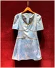2023 Summer Bluesolid Color Jacquard Vestido de manga corta Vestidos casuales de rodilla V de rodilla A3Q122240